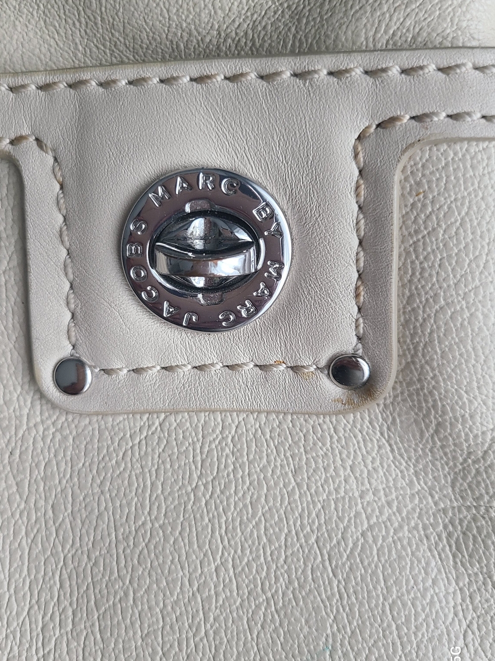 Marc Jacobs Cream Crossbody Bag - Minimal Leather Shoulder Purse - Picture 3 of 8